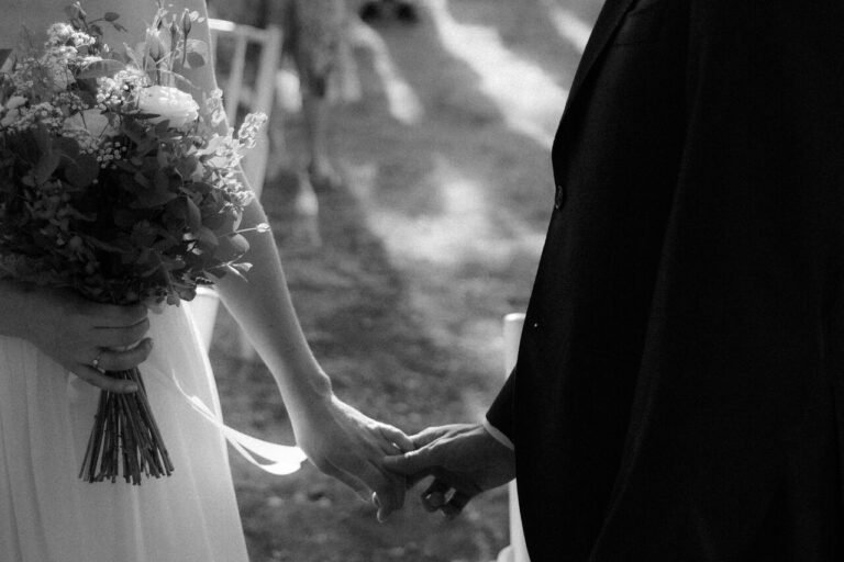 splecione dłonie na przysiędze ślubnej