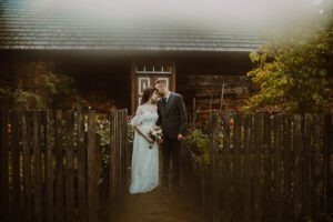 para młoda na sesji w skansenie