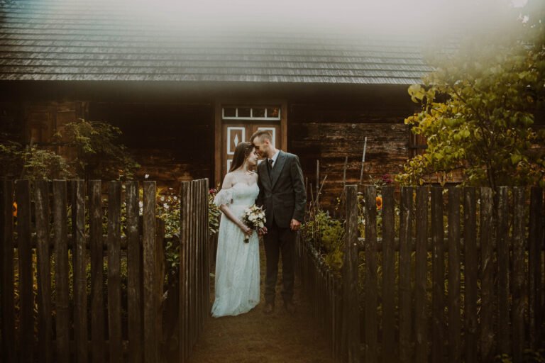 para młoda na sesji w skansenie