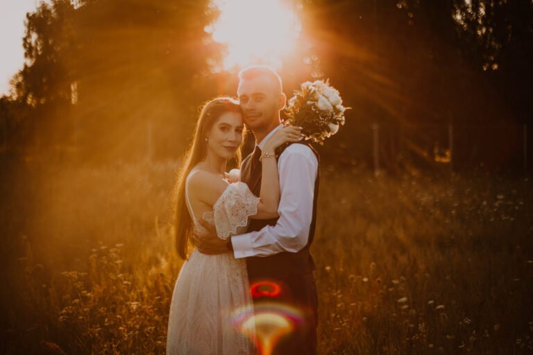 para młoda w zachodzącym słońcu