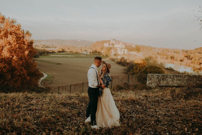 Para na tle zamku o zachodzie słońca