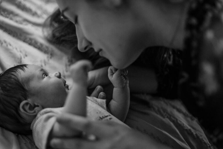 sesja noworodkowa czarno biała