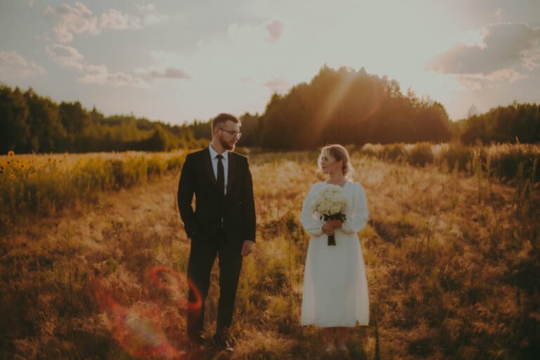 para młoda w zachodzącym słońcu